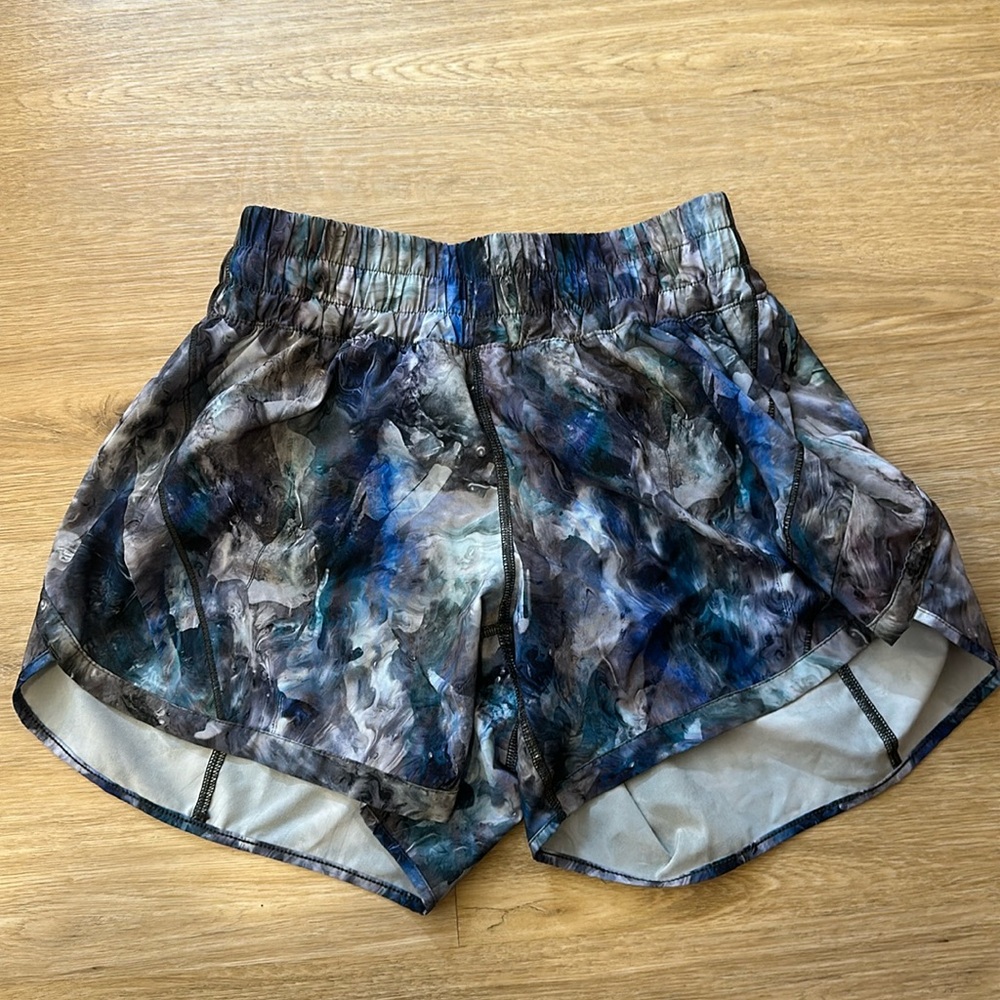 Lululemon women's Dazed purple Stretch shorts size 6